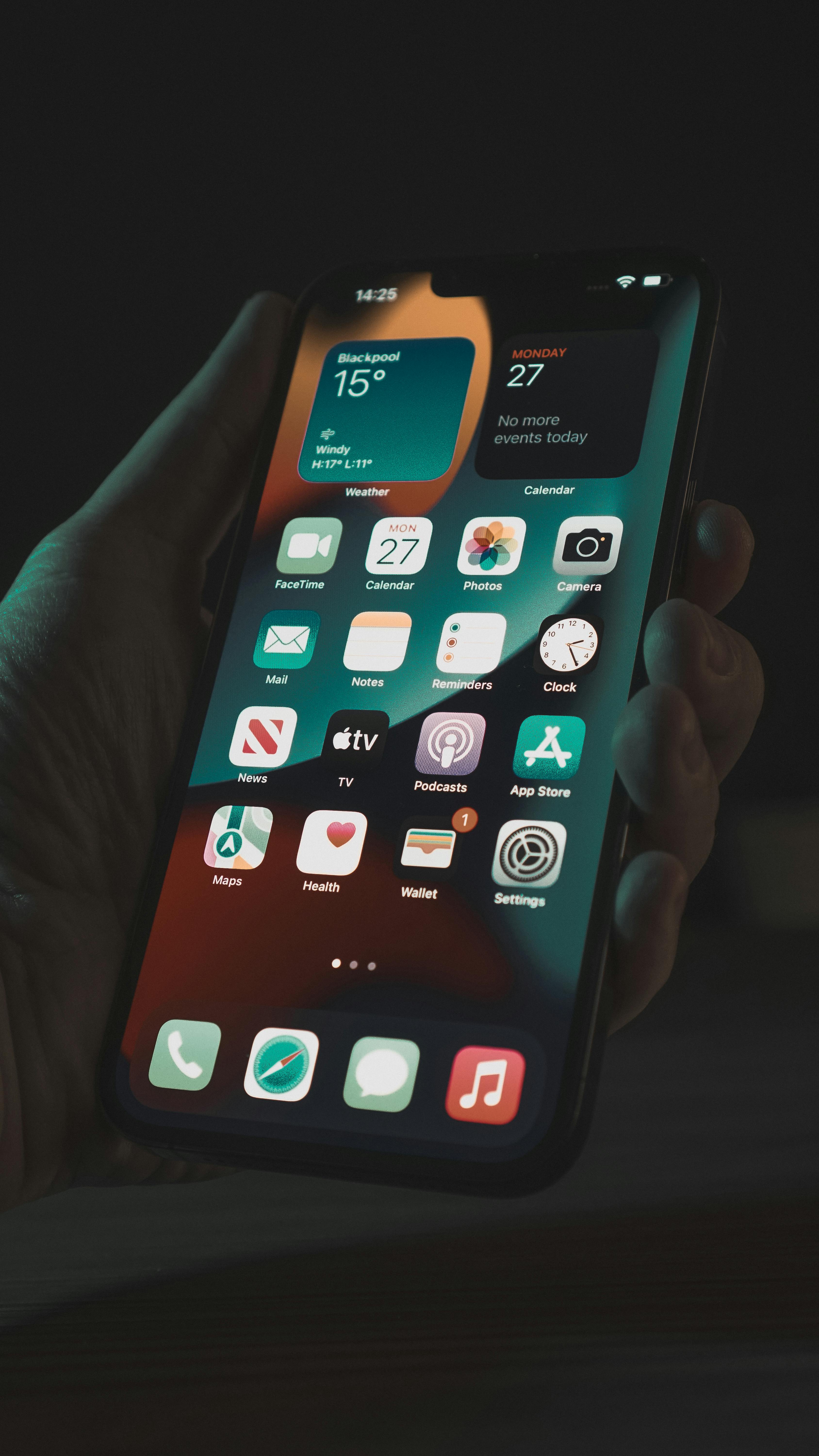Usuário removendo aplicativo suspeito do celular para eliminar possível espionagem