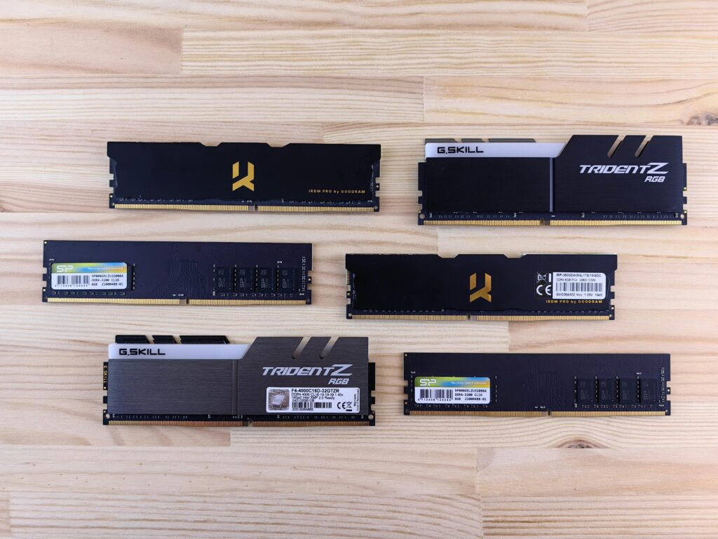 Módulos de memória RAM DDR4 e DDR5 utilizados em computadores desktop, destacando diferenças de design e desempenho entre modelos modernos.