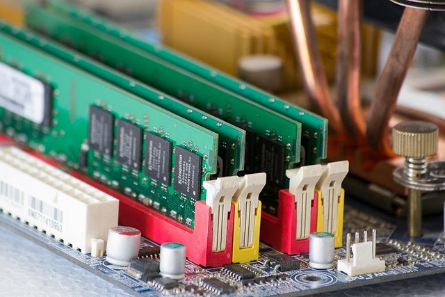 Memórias RAM instaladas em slots da placa-mãe, ilustrando como os módulos são conectados ao sistema para garantir desempenho e multitarefa.