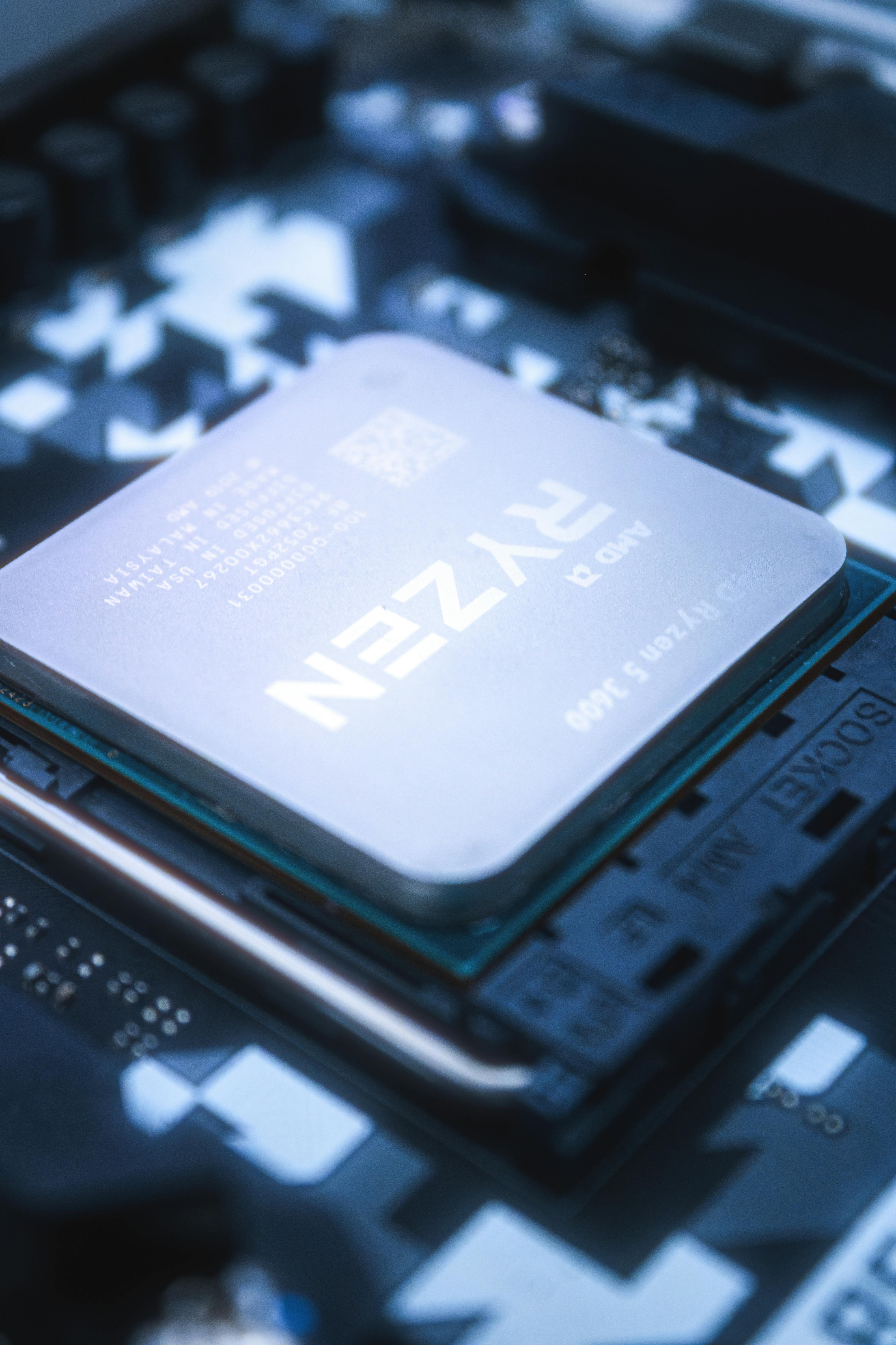 Processador AMD Ryzen em close-up montado em uma placa-mãe, destacando um chip moderno utilizado em computadores para tarefas de alto desempenho.