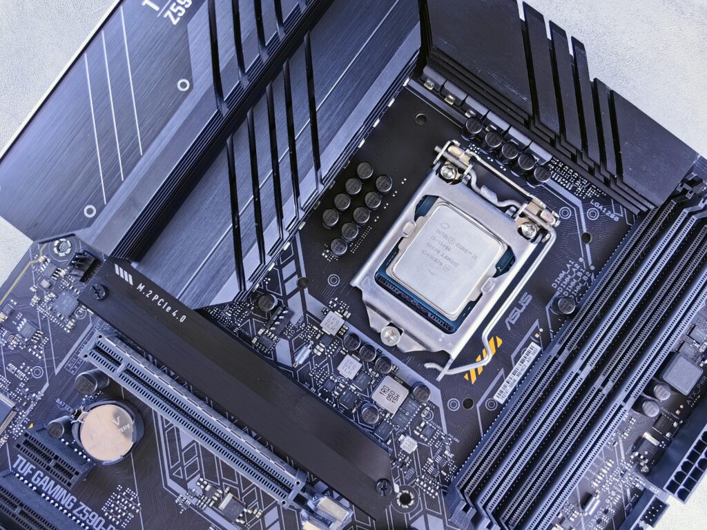 Placa-mãe com processador instalado, destacando a importância da compatibilidade entre hardware ao realizar upgrades de memória RAM.